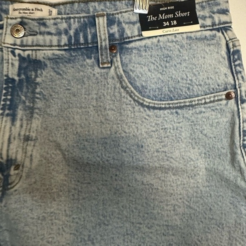 Women's High Rise Mom Curve Love Light Blue Denim Shorts - Picture 7 of 10